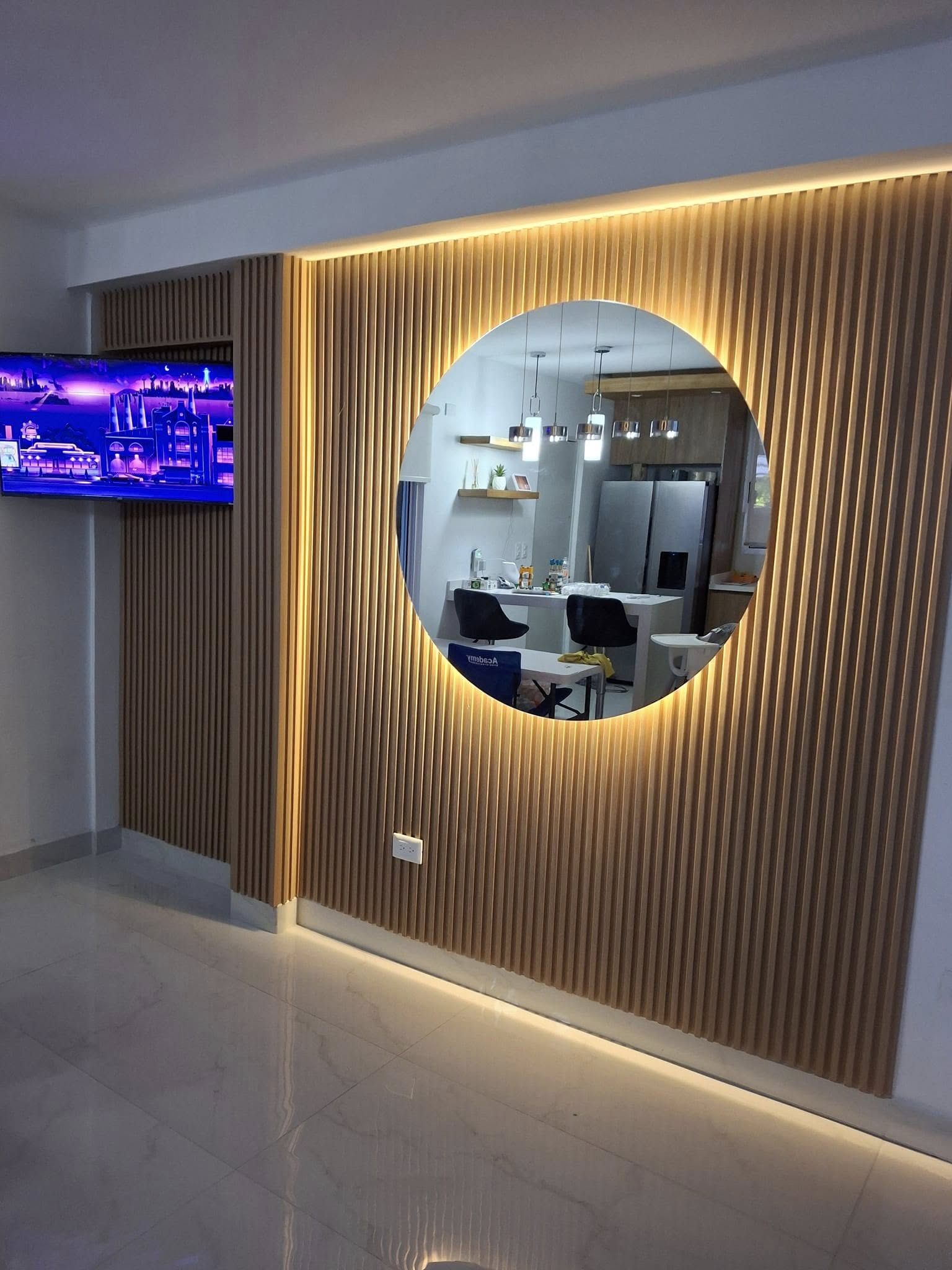 Lambrin con espejo - BERIT Interiores